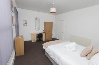 Prime Location 3-Bed Apartment Central - 6