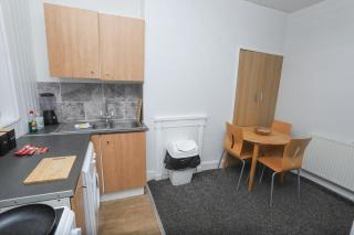 Prime Location 3-Bed Apartment Central - 1