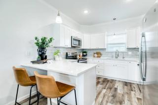 White Sands Retreat - Modern, Comfy, Down from Beach! - 2