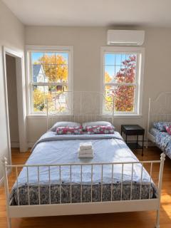 Sunny Ensuite Room with 2 Queen Beds-2A - 8