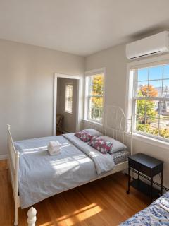 Sunny Ensuite Room with 2 Queen Beds-2A - 7
