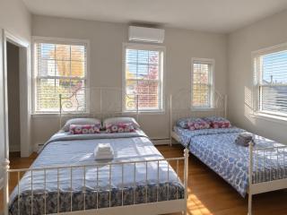 Sunny Ensuite Room with 2 Queen Beds-2A - 0