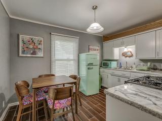 Glitter, Grits, & Groove Colorful Getaway-Sleeps 6 - 1