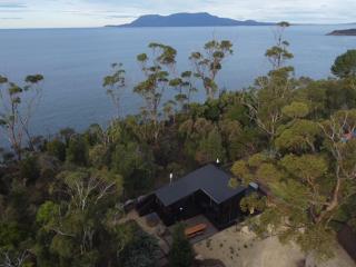 'Sisters' - Cliff top cabin with hot tub - 9