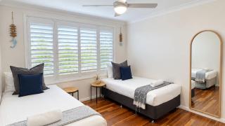 Splendour Hideaway - Table games and oasis pool - Caves Beach - 7