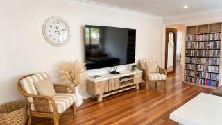 Splendour Hideaway - Table games and oasis pool - Caves Beach - 4