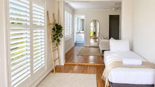 Splendour Hideaway - Table games and oasis pool - Caves Beach - 2