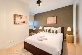 Comfy 2BR w Parking, Pool & Large Private Balcony - 4