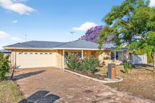 Spacious 4-Bed House with Private Garage - 0