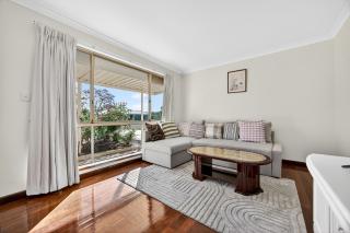 Spacious 4-Bed House with Private Garage - 9
