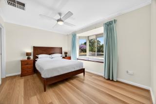 Spacious 4-Bed House with Private Garage - 8