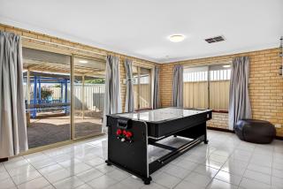 Spacious 4-Bed House with Private Garage - 7