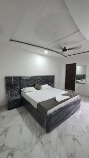 Jhansi Seven Divine Inn - 4