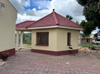 Mutare-Masvingo Road Farm 60, 3DoubleBedGuestHouse - 3