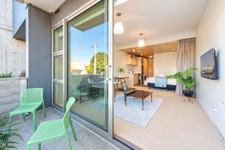 Petone Studio with Balcony & Bath Tub - Sleeps 2 - 6