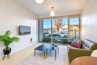 Petone Studio with Balcony & Bath Tub - Sleeps 2 - 5