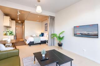 Petone Studio with Balcony & Bath Tub - Sleeps 2 - 4