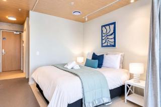 Petone Studio with Balcony & Bath Tub - Sleeps 2 - 1