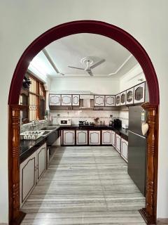 Spacious heritage home with a large balcony - 4