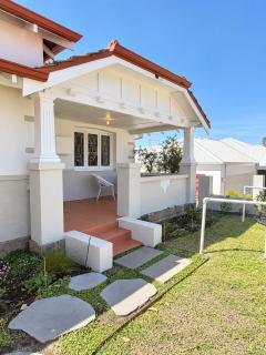 Floreat Family Home - With Kids Play Equipment - 5