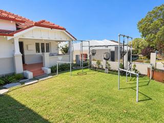 Floreat Family Home - With Kids Play Equipment - 3