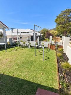 Floreat Family Home - With Kids Play Equipment - 2