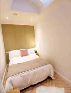 Stylish Galway City 2 Bed with 7 Min Walk to Eyre Square - 1