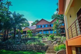 Lakeside Escape Resort - 9
