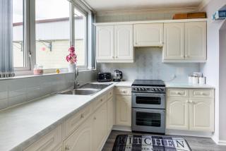 2-Bed Walsall House Free parking work and families - 8