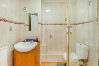 2-Bed Walsall House Free parking work and families - 4