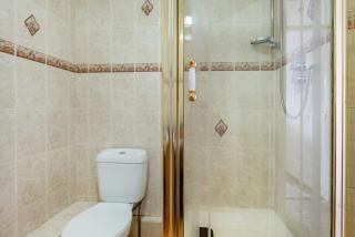 2-Bed Walsall House Free parking work and families - 2