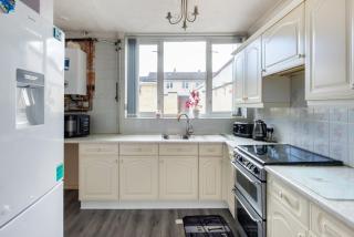 2-Bed Walsall House Free parking work and families - 5