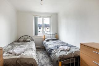 2-Bed Walsall House Free parking work and families - 1