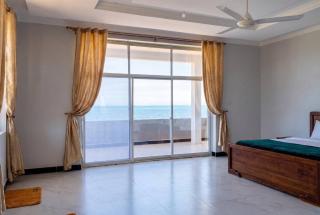 Top-Floor Ocean View 1BR King Bed, 2 Balconies - 5