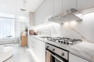 Luxe Central Marina Studio with Rooftop Pool - 7
