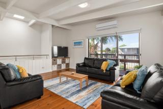 Spacious 4-Bed Home 5-min from the Beach - 8