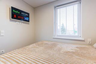 Japandi Inspired Apartment with Free Parking and WiFi - 5