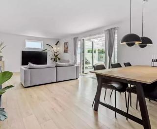 Newly renovated house - close to shopping and trains - 0