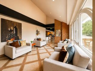 Twin Lakes Tagaytay Manor 2 5H One Bedroom Suite - 4