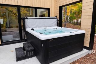 Snoheim - Luxury Chalet with Hot Tub & Four-Season Pool - 6