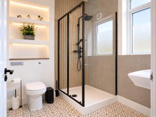Luxury 3 bed Flat - Free Parking - 5 Mins Walk to City Centre - Sleeps 6 - 6