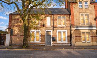 Luxury 3 bed Flat - Free Parking - 5 Mins Walk to City Centre - Sleeps 6 - 2