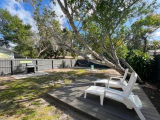 Clearwater 2BR Home Private Yard, Hammock & Grill 10 Min to Beach - 1