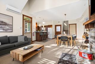 Les Eaux Bright 3BR Steps from Pool and Hot Tub - 8