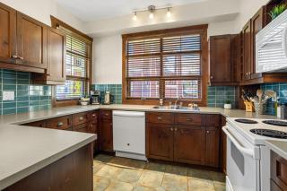 Les Eaux Bright 3BR Steps from Pool and Hot Tub - 4