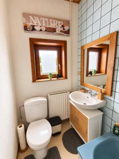 Spacious 3-bedroom house close to highway and airport - 7