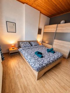 Spacious 3-bedroom house close to highway and airport - 5