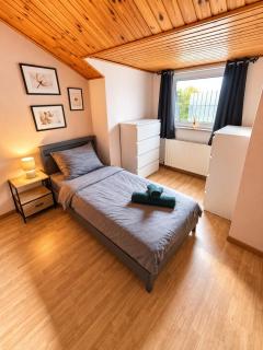 Spacious 3-bedroom house close to highway and airport - 4