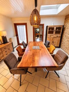 Spacious 3-bedroom house close to highway and airport - 3