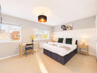 *NEW* Evesham Home | Parking | Sleeps 10 - 9